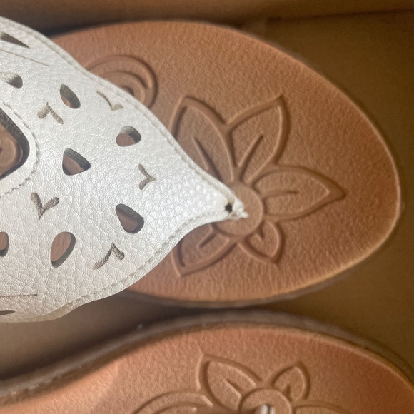 Brand New Women’s B.O.C. White Thong Sandals - Picture 5 of 5